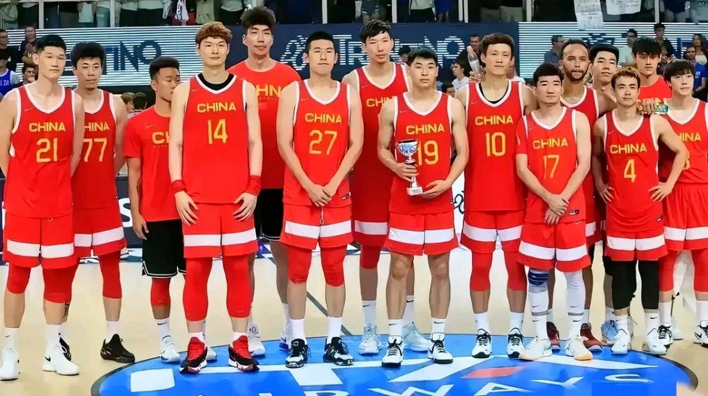 中国男篮vs塞尔维亚杨鸣观战