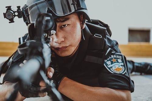 中国警察vs外国警察游泳的相关图片